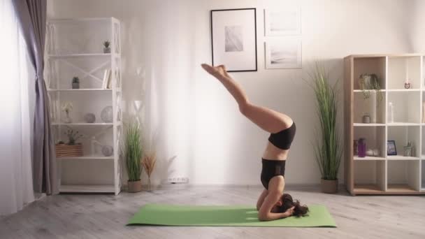 Körpertraining Sport Gesundheit Frau Kopfstand Yoga Fitness — Stockvideo