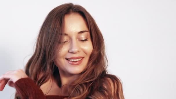 Счастливая женщина с позитивным настроением танцует карусель — стоковое видео