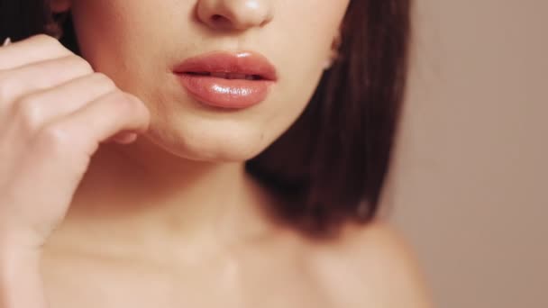 Relleno inyección belleza realce mujer labios — Vídeo de stock