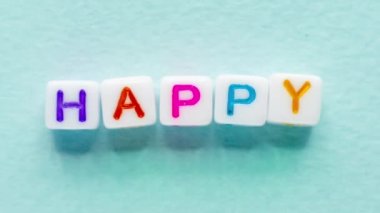 Mutlu kelime iyi dilek pozitif harf mavi engeller