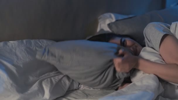 Уютная спальня сон удовольствие женщина одеяло мягкая кровать — стоковое видео