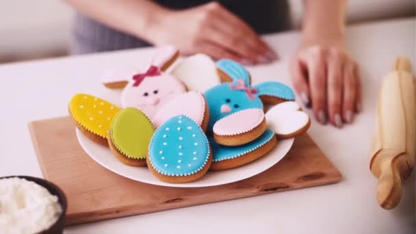 Vacaciones panadería Pascua huevos conejito galletas cocina — Vídeos de Stock
