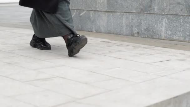 Улица ходить толстая женщина с избыточным весом стиле — стоковое видео