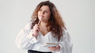 Dalgın kıvrımlı kadın planı başarılı bir fikir.