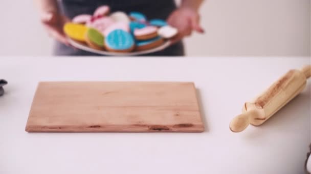 Великоднє печиво домашнє цукерки яєчний кролик кухня — стокове відео