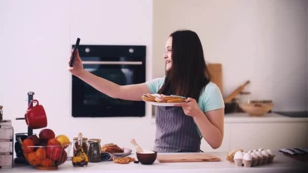 Főzés blogger háziasszony szabadidő nő telefon otthon — Stock videók