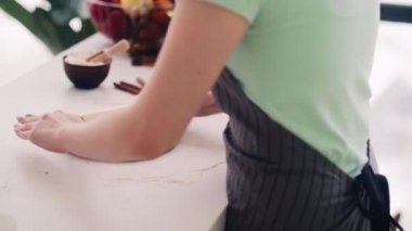 Pişirme işlemi fırıncı hobisi el hamuru rulo