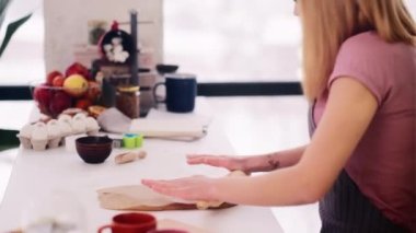 Ev yapımı hamur işi kadın pastanesi mutfağı