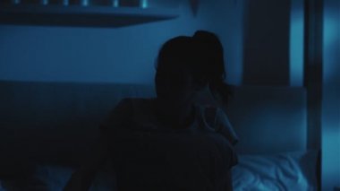 Telefon dolandırıcılığı uygulama hatası Kızgın kadın yastık yatağı gecesi