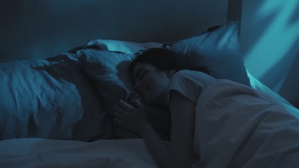Sono tranquilo noite calma mulher roncando cama macia — Vídeo de Stock