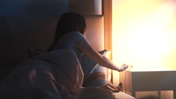 Sono tempo de descanso saudável mulher lâmpada cama macia noite — Vídeo de Stock