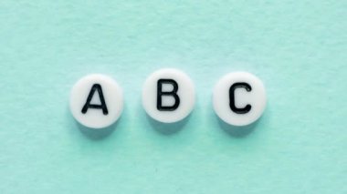 ABC harfleri İngilizce alfabe eğitimi mavi metin