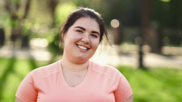 Feliz mujer cuerpo positivo obesa chica sonriendo parque — Vídeos de Stock