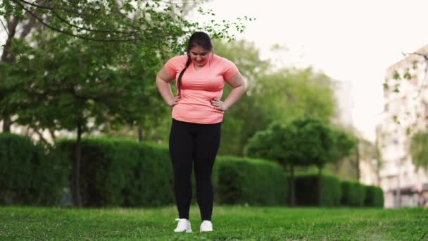 Parque fitness exercício ao ar livre mulher com sobrepeso — Vídeo de Stock