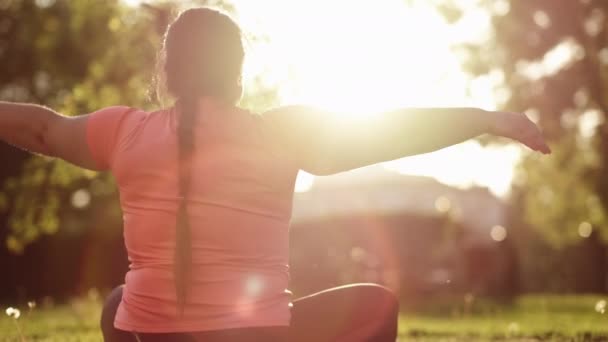 Por do sol meditação corpo harmonia mulher com sobrepeso — Vídeo de Stock