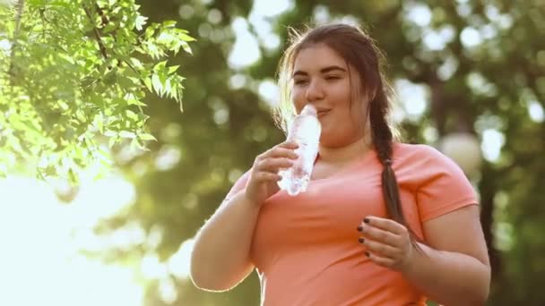 Sede mulher corpo refresco senhora beber água — Vídeo de Stock