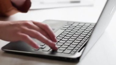 Klavye yazan blog yazarı kadın dizüstü bilgisayar uzattı