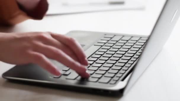 Keyboard typing penulis blog perempuan tangan laptop — Stok Video