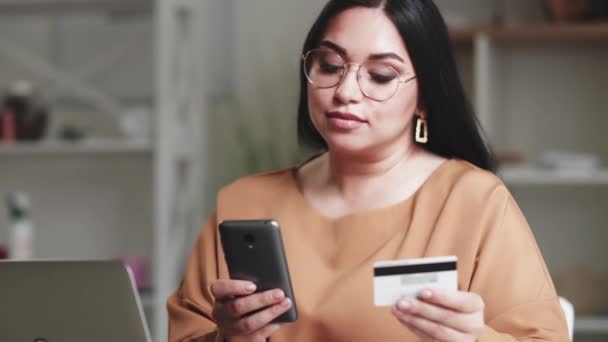 İnternet ödemesi çevrimiçi alışveriş obez kadın kartı — Stok video