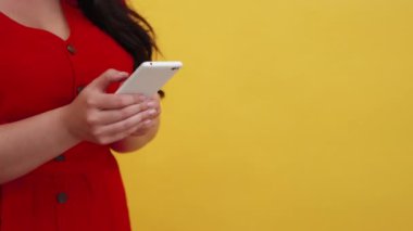 modern aygıt cep telefonu kullanarak mesaj atan eller