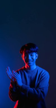 Alkışlayan adam, alkışlar neon ışığı.