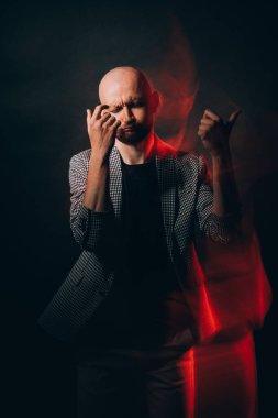 Gece kulübü partisi sarhoş adam tatil eğlencesi şenliği