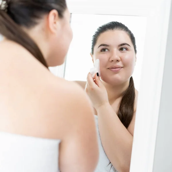 Cura di bellezza mattutina plus size trattamento viso donna — Foto Stock