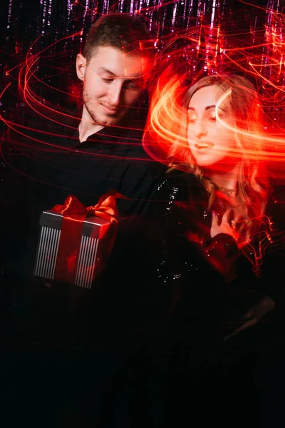 Çiftler Noel süpriz kutusunu kutlar. — Stok fotoğraf