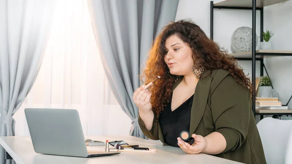 Beauté expert curvy blogueur femme décoratif — Photo