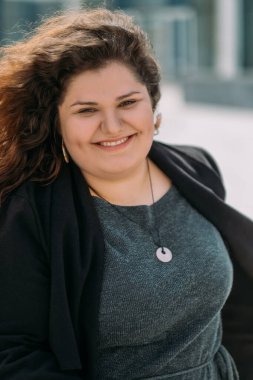 Başarılı ruh hali mutlu artı beden ölçüleri kadın vücudu.