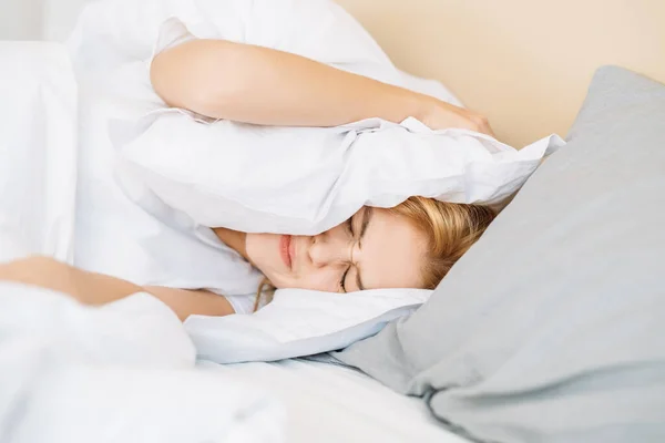 Утренняя головная боль расстройство сна бессонница женщина — стоковое фото