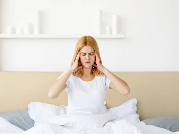 Dormitorio dolor de cabeza insomnio trastorno mujer dolor descanso —  Fotos de Stock