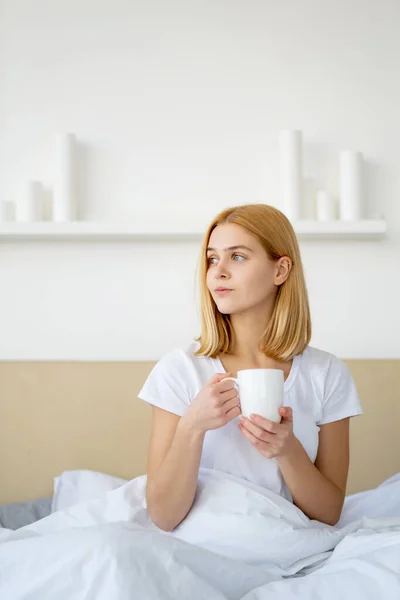 Zondag ochtend slaapkamer koffie rust vrouw cup bed — Stockfoto