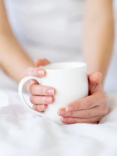 Domingo café buenos días mujer manos taza cama — Foto de Stock