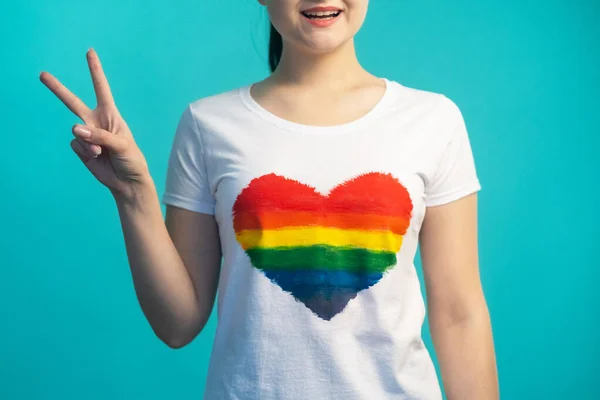 Sinal de paz lgbt orgulho mulher mão arco-íris coração — Fotografia de Stock
