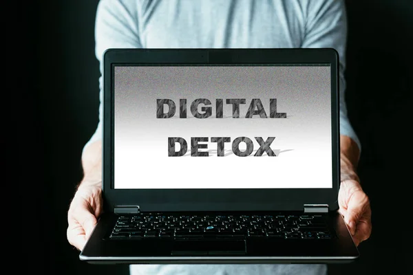 Detox digital internet vício homem laptop texto — Fotografia de Stock