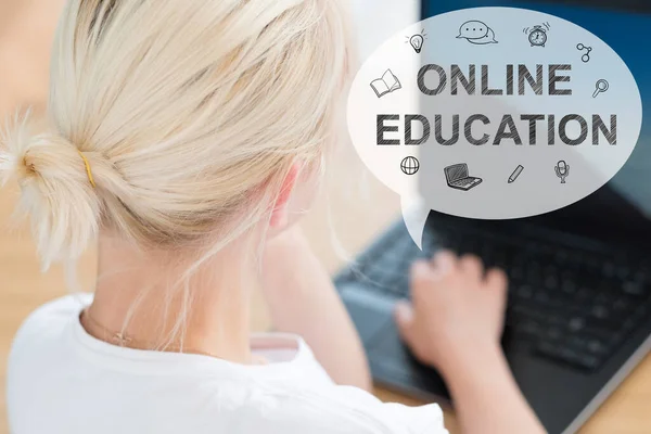 Kształcenie na odległość online student laptop — Zdjęcie stockowe