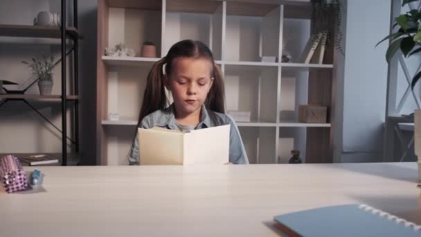 Devoirs à l'intérieur scolaire à distance fille lecture — Video