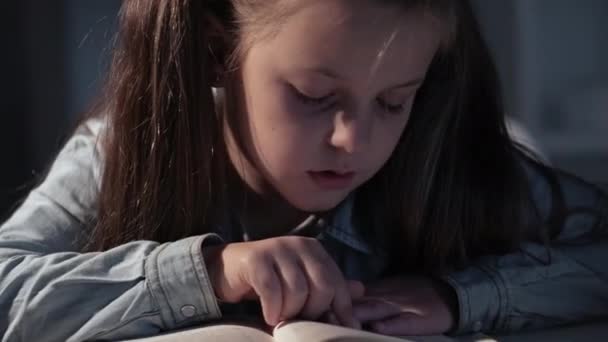 Підготовка до іспиту час домашнього навчання дівчина читає — стокове відео