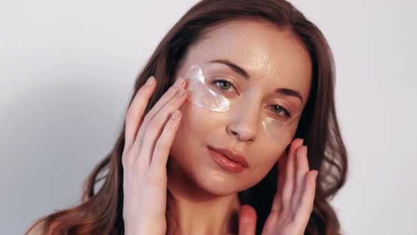 Parches de hidrogel tratamiento facial almohadillas para los ojos mujer — Vídeos de Stock