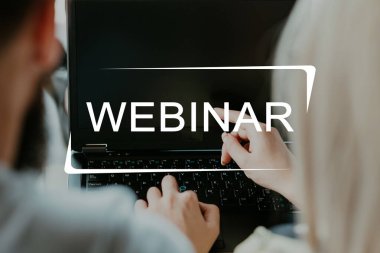 webinar konferansı online eğitim öğrencileri dizüstü bilgisayarı