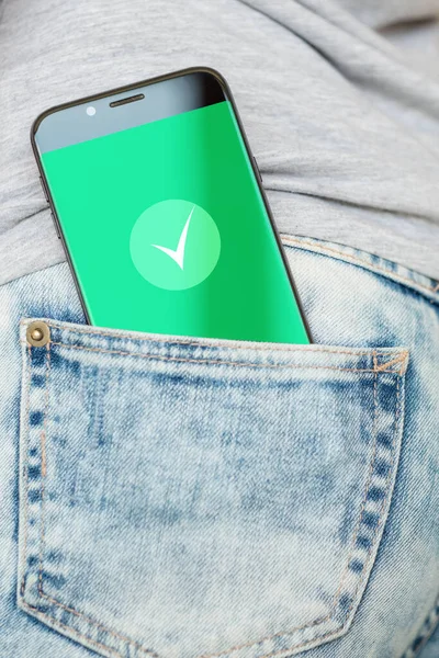 Green Pass teléfono inteligente de confirmación de estado móvil — Foto de Stock