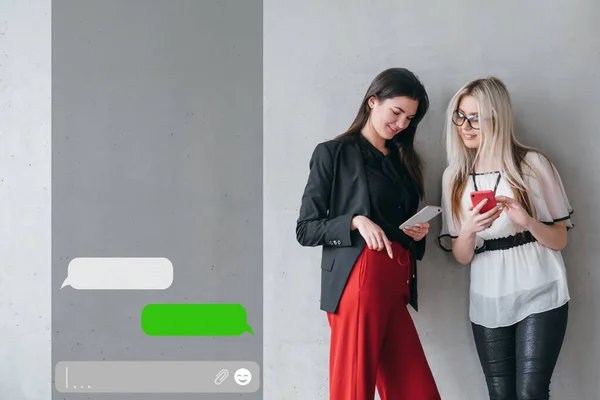 Chat móvil de comunicación en línea de negocios mujeres —  Fotos de Stock