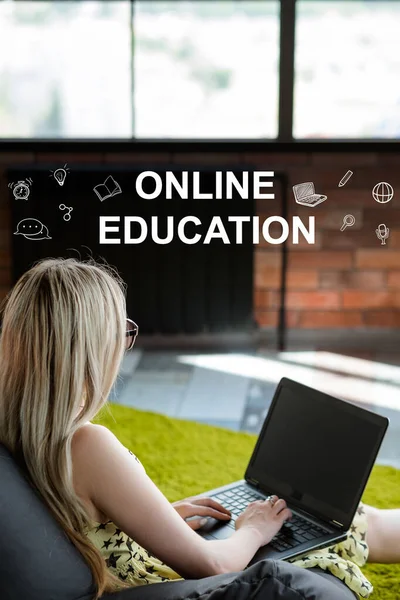 Online utbildning distansutbildning student bärbar dator — Stockfoto