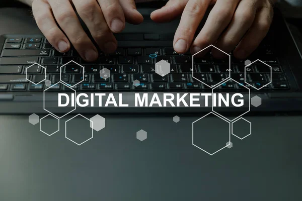 Digital marketing seo analytics mani sulla tastiera — Foto Stock