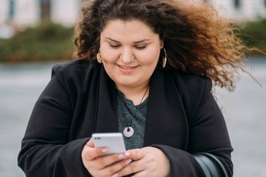 Çevrimiçi iletişim mutlu eğri kadın mobil