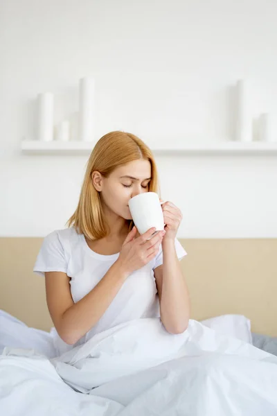 Воскресенье кофе дома отдыха женщина утренняя кровать — стоковое фото
