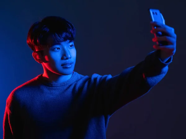 Neon-Licht Selfie futuristische Technologie Mann Telefon — Stockfoto
