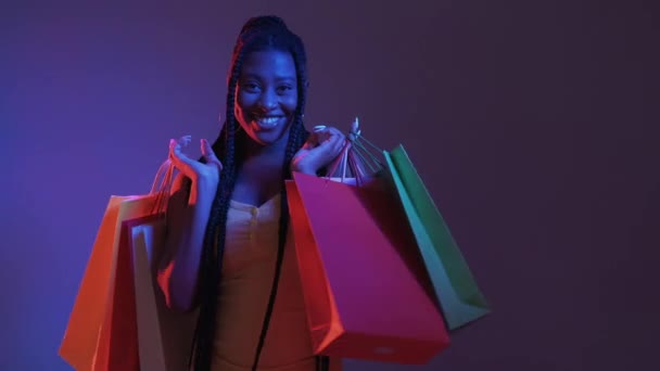 Disfrutar de compras feliz negro mujer shopaholic — Vídeos de Stock