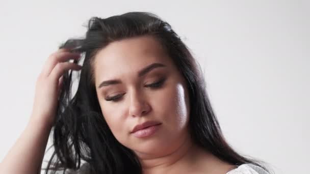 Skönhet porträtt plus storlek kvinnlighet kvinna makeup — Stockvideo